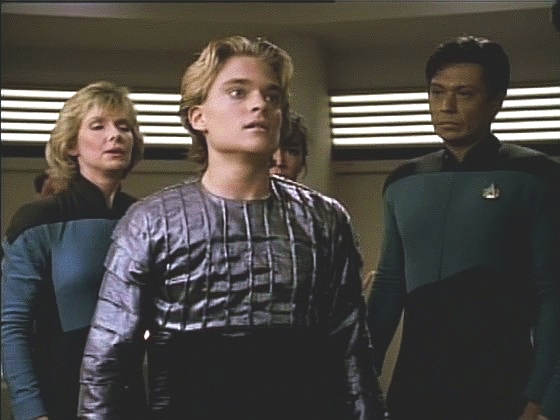 Enterprise zachránila spolu se čtyřmi talarianskými chlapci také jednoho lidského. Ženy vůbec nebere na vědomí a reaguje jedině na kapitána.
