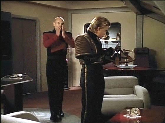Poradkyně usoudila, že právě kapitán je ten, kdo by Jona měl dovést zpět k lidství, a tak má Picard na krku teenagera, který s ním na vlastní žádost dokonce sdílí kajutu.