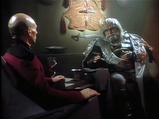 K'mpeca někdo pomalu tráví jedem. Požaduje na Picardovi, aby rozhodl o nástupnictví a zjistil, kdo je jeho vrahem. Takový muž nemůže stát v čele Říše.