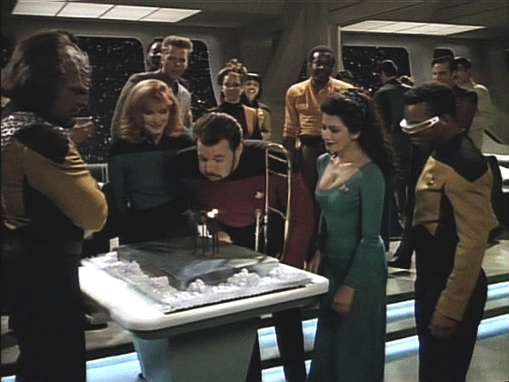 Komandér Riker oslavuje narozeniny, když je povolán na můstek. Enterprise je skenována z planety, která je velmi blízko romulanské Neutrální zóny.