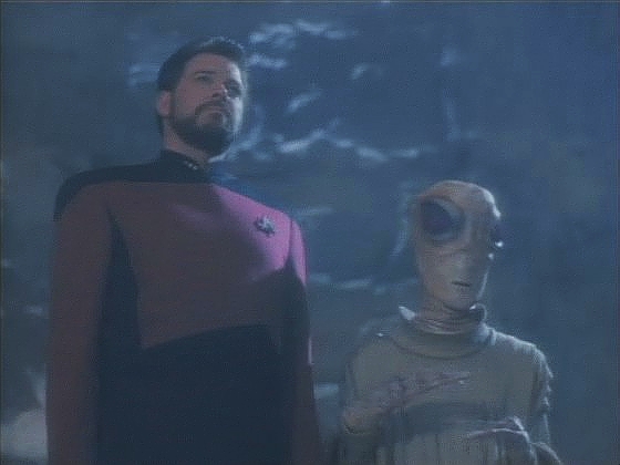 Barash, který díky neurálním skenerům všechny iluze vytvořil, je na planetě zcela sám. Riker je náhle schopen komunikovat s Enterprise a bere Barashe s sebou na palubu.
