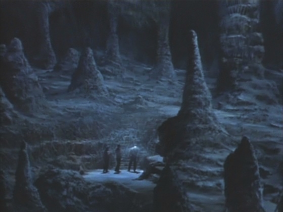 Výsadek se přenese do podzemní jeskyně a hledá známky přítomnosti Romulanů. Náhle se začnou dusit metanem a padnou do bezvědomí, zatímco loď má problémy s transportem.