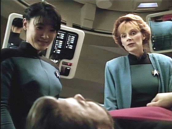 Riker se probere na ošetřovně, kde se dozví, že retrovirus vymazal jeho vzpomínky za posledních 16 let. Je teď kapitánem Enterprise.