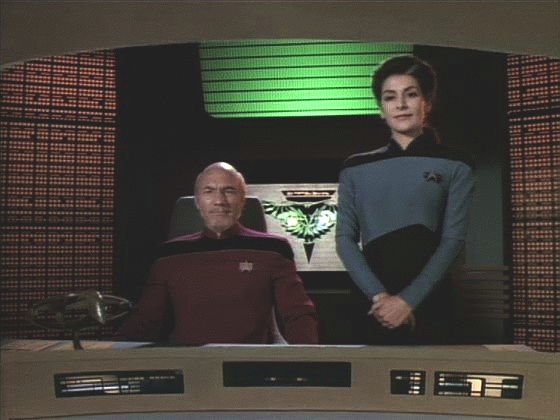 Za 16 let se toho změnilo velmi mnoho. Největší šok je ale admirál Picard se svou pobočnicí Troi v romulanském válečném ptáku.