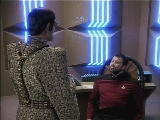Enterprise kolem něj náhle mizí a komandér Tomalak po něm požaduje informace.