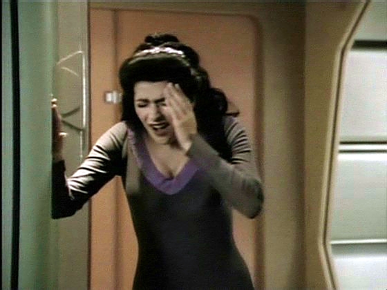 Když chce Enterprise přejít do warpu, zjistí se, že se nemůže hnout z místa, že ji něco neviditelného drží. Deanna zároveň zakouší prudkou bolest hlavy a v kajutě omdlí.