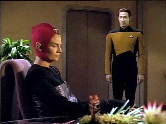 T'Pel si zavolá Data a žádá po něm specifikace Enterprise. Když jí Dat řekne, že bude informovat kapitána, ustoupí. Je to podezřelé, ale nakonec - Vulkanci přeci nelžou.