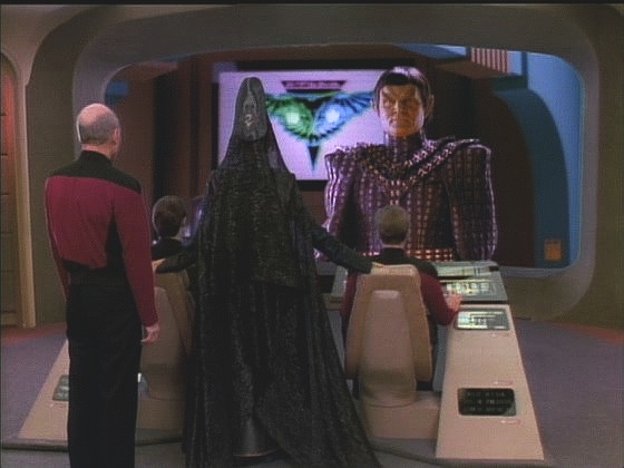 Z Neutrální zóny kontaktuje Enterprise romulanský válečný pták Devoras a admirál Mendek je připraven začít vyjednávání o normalizaci vztahů.