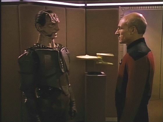 Picard vysvětluje Macetovi, že tentokrát bylo nejdůležitější zachovat mír, že však ví, že Maxwell měl pravdu, a že Federace bude Cardassiany sledovat.