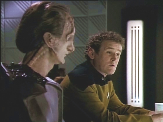 O'Brien, který pod Maxwellem, nynějším kapitánem Phoenixu, proti Cardassianům bojoval na USS Rutledge, přemítá ve společnosti Glinna Dara o svém vztahu k nim.