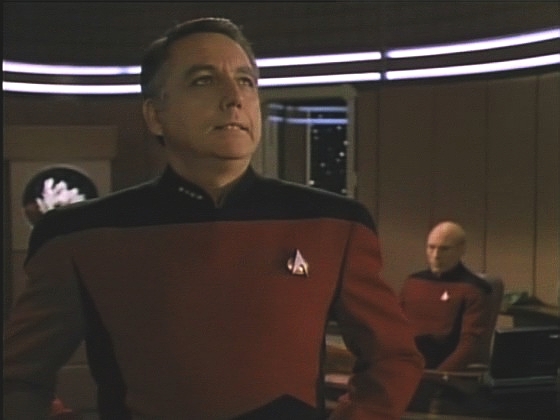 Kapitán Maxwell, kterému Cardassiané zabili rodinu, se snaží Picarda přesvědčit, že se nemstí, že se Cardassiané připravují na další válku. Pro Picarda to však není relevantní.