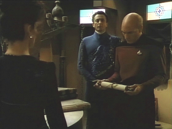 Kapitán nehodlá přijmout jako fakt, že Ardra je nadpřirozená bytost, a hodlá prozkoumat smlouvu, kterou s Ventaxany údajně uzavřela.