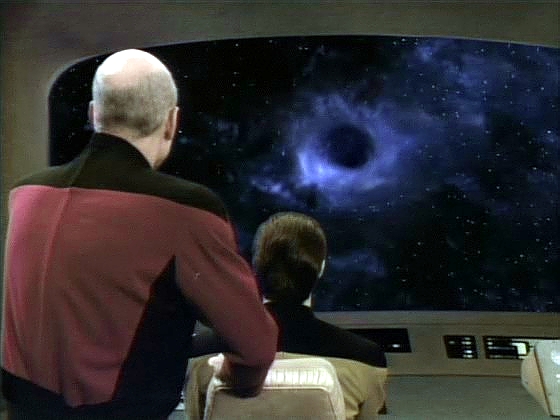 Kapitán je z programu odvolán. Senzory objevily v mlhovině Ngame planetu třídy M, ta však zmizela a Enterprise náhle proletí červí dírou.