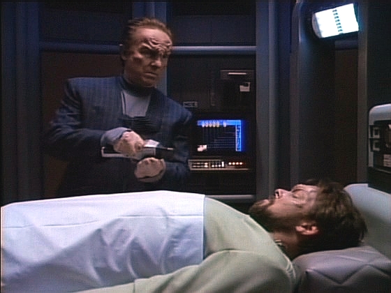 Riker, který sbírá informace o Malcorianech, je vážně raněný přivezen do nemocnice. Tam zjistí, že je odlišný, a jeho výmluvám moc nevěří. Doktor Nilrem se mimo jiné ptá na phaser.