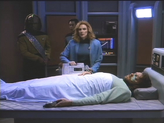 Mirasta varovala kancléře, že Riker je ve vážném nebezpečí, a ten povolil ošetření z Enterprise. Beverly ošetří střeleného Krolu i Rikera, který opět upadl v bezvědomí.