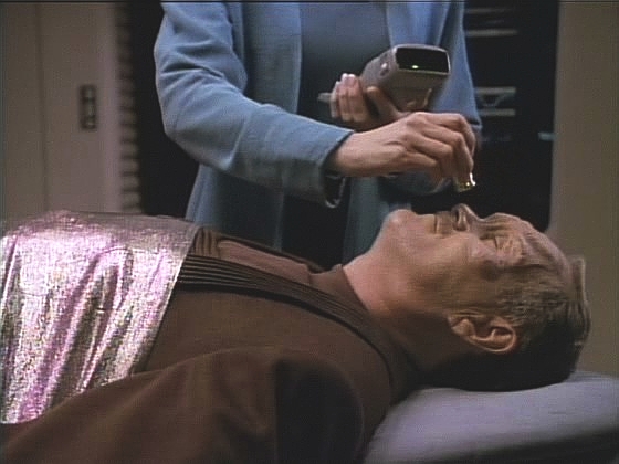 Rikerovo zranění doktorka zvládne a ministr Krola byl pouze omráčen. Vyšetřování navíc ukáže, že si zranění způsobil sám. Moudrý kancléř však pochopil, co ho k tomu vedlo.