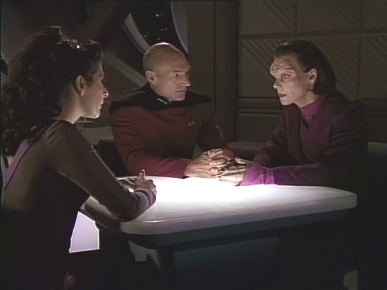 Když se jí však kapitán svěří, že na Malcoru v utajení operují mimozemšťané a že potřebují najít Rikera, důrazně varuje před informováním kancléře Durkena. Picard její argumentaci přijímá.