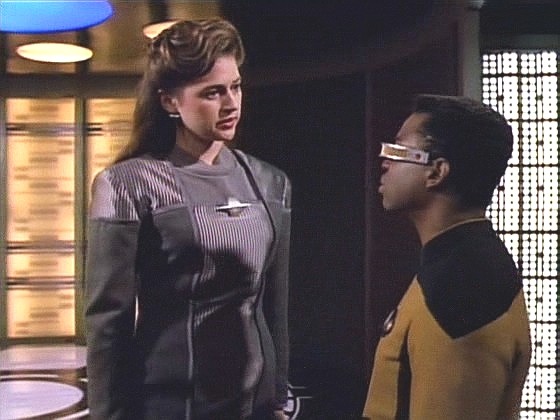 Geordi plný nadějí vítá na palubě Enterprise dr. Leah Brahmsovou, ale je z osobního kontaktu s ní rozčarován.