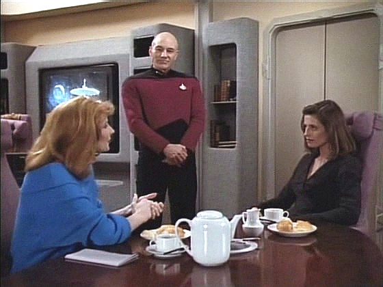Enterprise bude hostit konferenci Archeologické rady a v kapitánově kajutě se objevila Vash. Ráno kapitán celý nesvůj sleduje, jak si Vash a Beverly nebezpečně rozumějí.