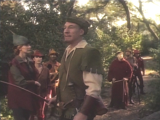 ...a v následující chvíli se on a starší důstojníci ocitnou v Sherwoodském lese jako Robin Hood a jeho družina.