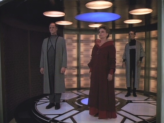 Na Enterprise vybuchla dilithiová komora a incident přichází vyšetřit admirál Satieová se svými asistenty. Je podezření na sabotáž,...