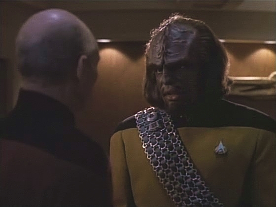 Worf se přišel kapitánovi omluvit, že Satieové tak snadno uvěřil. Picard omluvu přijímá a ujišťuje ho, že ve jménu dobrých věcí se vždy páchaly křivdy i zločiny.