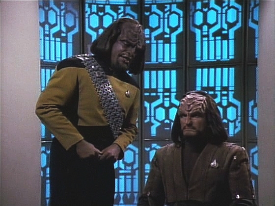 ...a to tím spíš, že J'Dan, který je na lodi v rámci výměnného programu, opravdu pašoval data pro Romulany.
