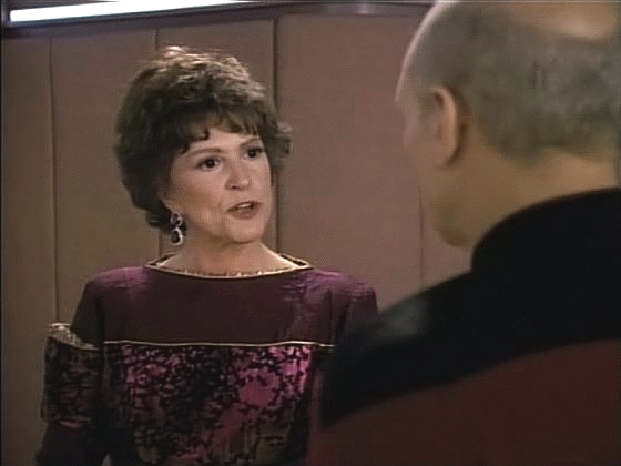 Šokovaná Lwaxana požaduje po kapitánovi, aby proti tomuto barbarskému obyčeji nějak zakročil. Picardovi v tom samozřejmě brání Základní směrnice.