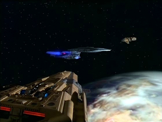 Kaeloňané očekávali Timicinův návrat a v jeho rozhodnutí vidí nepřátelský akt Federace. K Enterprise přiletěly dvě kaelonské válečné lodě.
