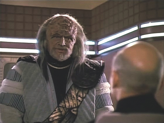 Enterprise zatím veze ambasadora Kella do klingonské kolonie na Kriosu. Kriosané se bouří a Klingoni tvrdí, že zbraněmi je zásobuje Federace.