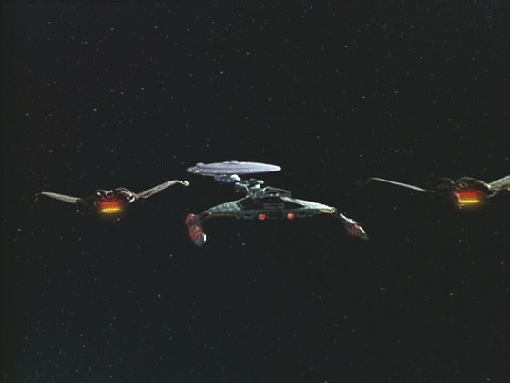 Geordi pak, aniž by si to uvědomoval, transportuje na planetu zásilku zbraní a dokonale zamete stopy. Vagh se rozhodl zakročit. Enterprise obklopily tři klingonské křižníky.