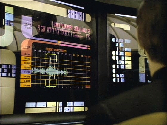 Dat analyzuje krátké záblesky vln v pásmu E spojovaném s romulanskou technologií. Původ však mají na lodi. Také stopy na raketoplánu a čipech transportéru ukazují na Romulany.