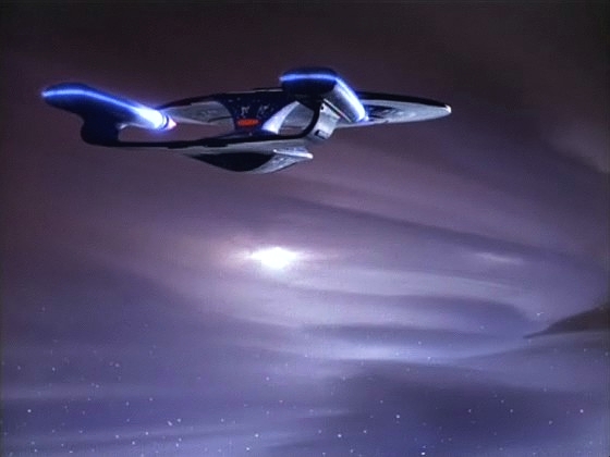 Enterprise upravenými torpédy osvětlila mlhovinu z temné hmoty a vydává se do ní, protože senzory uvnitř ní ukázaly planetu třídy M.