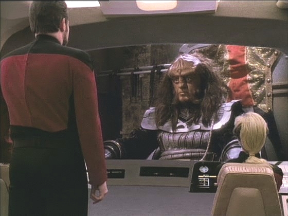 Enterprise je na cestě na Qo'noS, když jí naproti přiletí IKS Bortas s budoucím kancléřem Gowronem na palubě. Gowron varuje před sestrami Durasovými a žádá o pomoc.