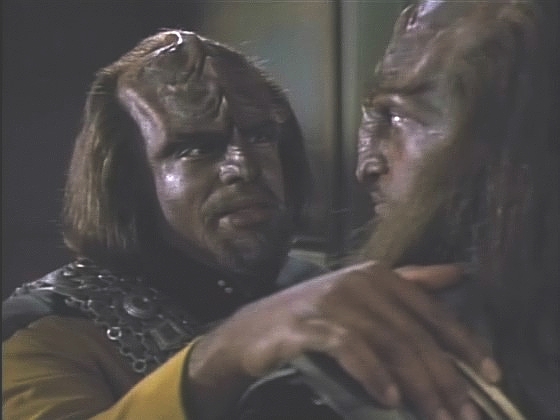 Worf navštíví bratra Kurna, kapitána IKS Heghťa, a jako starší bratr mu nařizuje, aby spolu se svou flotilou stál za Gowronem. Až přijde čas, nabídnou Gowronovi podporu.