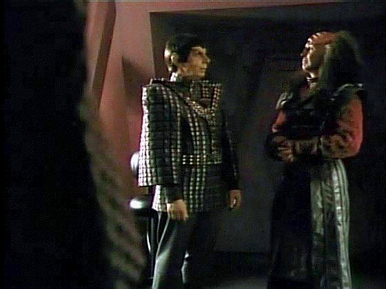 Ceremonie byla přerušena a Picard jako arbitr si vzal čas na rozmyšlenou. Ukazuje se, že Durasovy sestry opravdu jednají s podporou Romulanů.