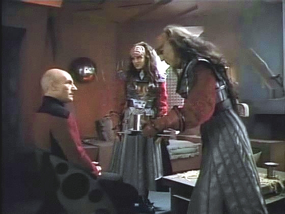 Lursa a B'Etor pozvaly kapitána na čaj v naději, že se s ním dohodnou. Ten ale vidí, že jim jde jen o moc, a tuší, že obě sestry pokračují ve stycích s Romulany, jak je v tradici rodiny.