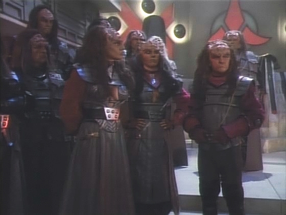 Druhého dne Picard určil za kancléře Gowrona. Ukazuje se však, že Durasové mají silnou podporu, když většina přítomných radních se staví za Torala.