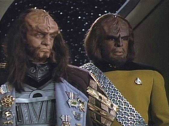 Gowron žádá Picarda o pomoc proti frakci Durasových, ale kapitán odmítá vměšovat se do vnitroklingonských záležitostí. Odvolává Worfa z dovolené, ten ale rezignuje z Flotily.