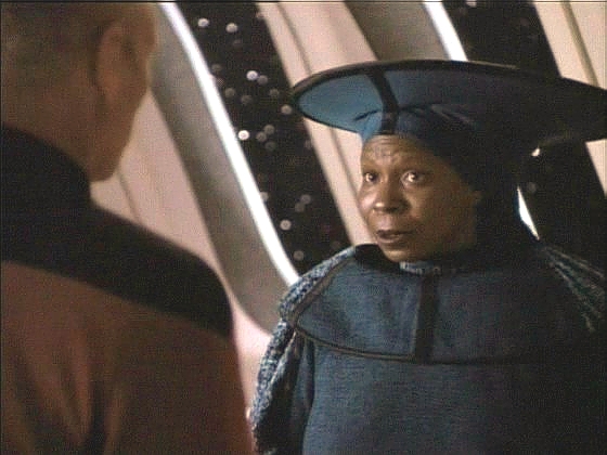 Picard, který si samozřejmě nepamatuje události alternativní časové linie, Sele nevěří, ale Guinan, ač ani ona neví, co se přesně stalo, mu tvrdí, že on sám Tashu poslal do minulosti.