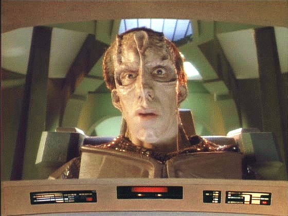 Krátce nato se objevují cardassijské lodě. Gul Dolak požaduje, aby Enterprise Bajorany opustila. Na admirálův rozkaz tak Picard učiní a Cardassiané bajorskou loď ihned zničí.