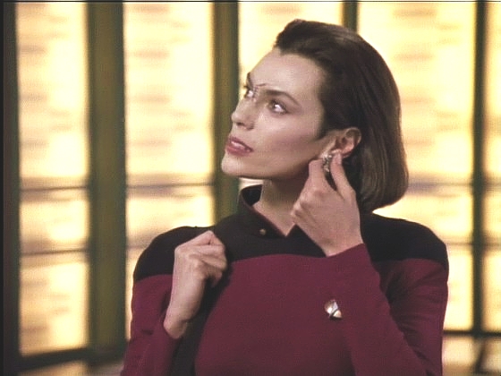 Na loď je zároveň přímo z vězení přidělena praporčík Ro Laren, Bajoranka, jako specialistka. Komandér Riker ji ihned přinutí sundat charakteristickou náušnici.