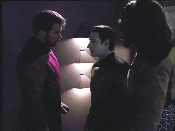 Riker, Dat a Worf v Přední desítce předpokládají, že na můstku jsou všichni mrtvi. Riker s Datem se vydávají do strojovny získat kontrolu nad lodí, Worf organizuje pomoc raněným.