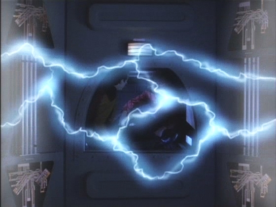 Riker a Dat narazí na neprůchodné místo, kde probíjí elektřina.