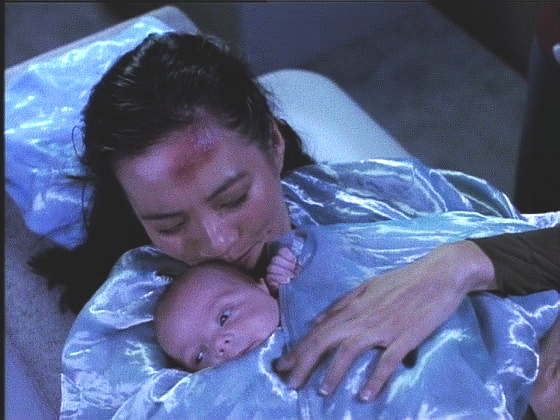 Keiko v Přední desítce zatím za Worfovy asistence porodila Molly.