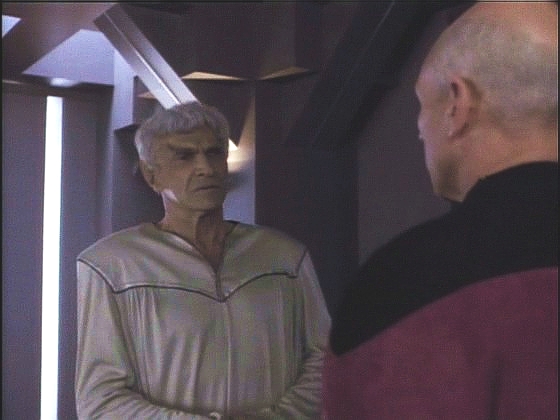 Sarek je velmi nemocný, v rozhovoru s Picardem však má jasnou chvilku. Informuje ho o Spockových kontaktech s Pardekem a rezolutně popírá možnost, že by Spock zradil.