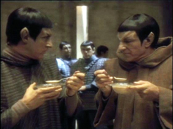 Kapitán a Dat se v přestrojení přenesli na Romulus do ulice, kde byli zachyceni Spock s Pardekem, a doufají, že se senátora dočkají.