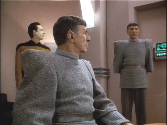 Od Sely se dozvídají, že vulkanské lodě dovezou na Vulkan invazní armádu. Spock má ve 14:00 hodin sdělit, že lodě vezou diplomaty. Odmítá prohlášení přečíst, tak se toho ujme hologram.