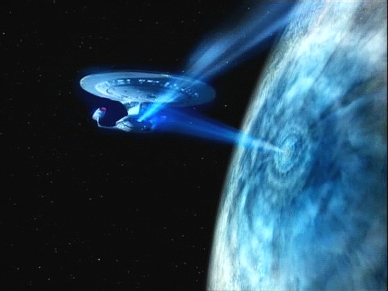Vzniklá energie je odvedena na Enterprise, která ji nasměruje do volného prostoru.
