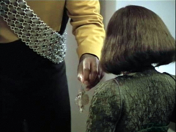 Při exkurzi dětí a rodičů do biolaboratoře Alexander ukradl model ještěra a lhal. Worf mu vysvětlí, co znamená být Klingonem, a věří, že problém vyřešil.
